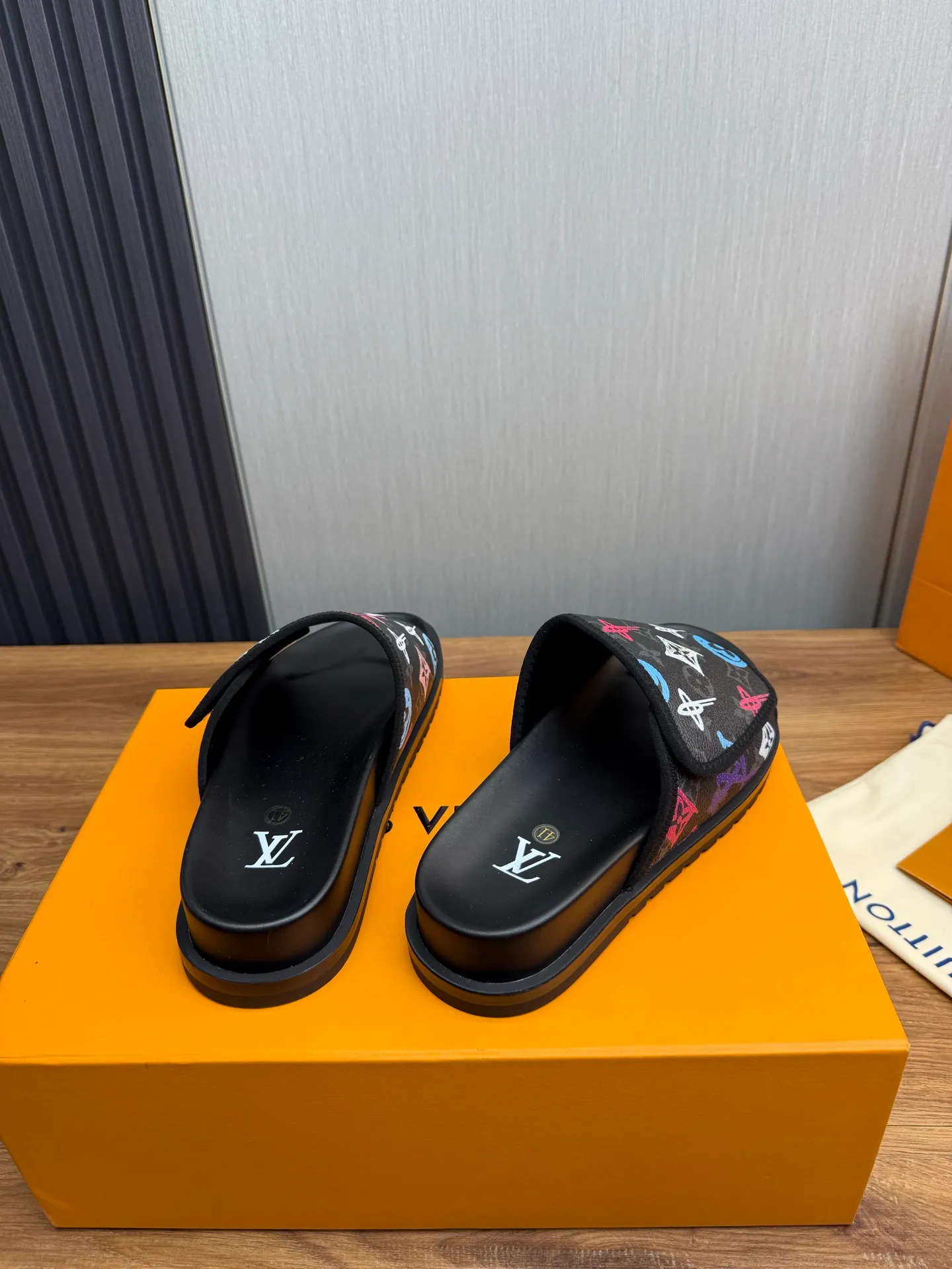 Men's shoes 💰320💰 Lv. hot selling men's slippers 🔥 🩴Official website one to one production 38-45 sizes 45 46 🉑️Customized!
